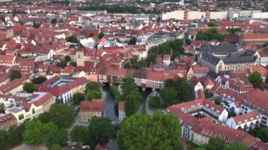 Erfurt 'un Eski Kenti' ndeki Tarihi Tüccarlar Köprüsü, Fachwerk Evleri - Erfurt, Almanya, Hava Atışı. Yüksek kalite 4k görüntü