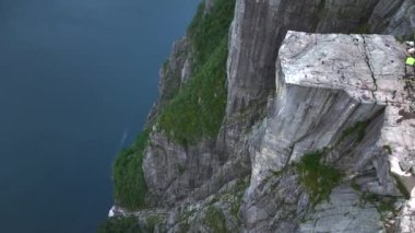 Sabah Alacakaranlığı, Norveç yaz turizminde minber rock nefes kesici hava çekimi. 4K 'da Areal View Preikestolen. Yüksek kalite 4k görüntü