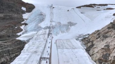 Norveç 'teki Fonna Buzulu' nda kayak merkezi, Folgefonna Ulusal Parkı 'nın havadan görünüşü. Yaz karlı kayak manzarası. Yüksek kalite 4k görüntü