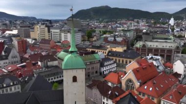 Norveç 'in batı kıyısındaki Hordaland belediyesinin Norveç' in ikinci büyük şehri Bergen Aerial View. Yüksek kalite 4k görüntü