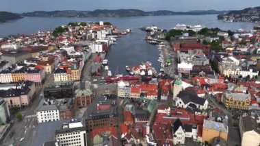 Norveç 'in batı kıyısındaki Hordaland belediyesinin Norveç' in ikinci büyük şehri Bergen Aerial View. Yüksek kalite 4k görüntü