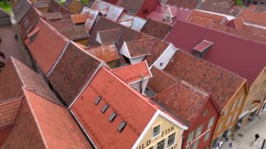 Norveç 'in batı kıyısındaki Hordaland belediyesinin Norveç' in ikinci büyük şehri Bergen Aerial View. Yüksek kalite 4k görüntü