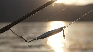 Fjord 'da Balıkçılık. Adam Norveç 'te oltayla balık tutuyor. İskandinav fiyortlu tekne balıkçısı. Yüksek kalite 4k görüntü