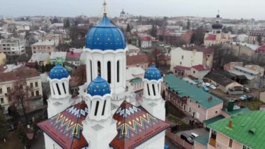 St. Nicholas Katedrali 'nin çarpık kubbelerinin hava aracı görüntüleri, nam-ı diğer Çernovtsi, Ukrayna' daki Sarhoş Kilisesi. Yüksek kalite 4k görüntü