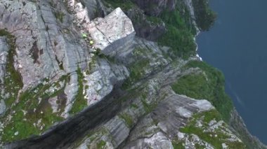 Sabah Alacakaranlığı, Norveç yaz turizminde minber rock nefes kesici hava çekimi. 4K 'da Areal View Preikestolen. Yüksek kalite 4k görüntü