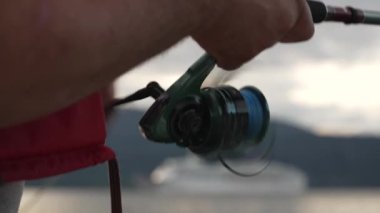 Fjord 'da Balıkçılık. Adam Norveç 'te oltayla balık tutuyor. İskandinav fiyortlu tekne balıkçısı. Yüksek kalite 4k görüntü