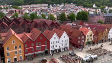 Norveç 'in batı kıyısındaki Hordaland belediyesinin Norveç' in ikinci büyük şehri Bergen Aerial View. Yüksek kalite 4k görüntü