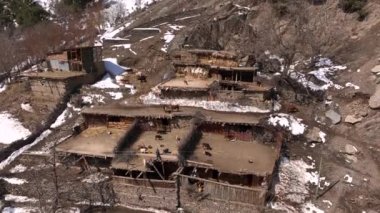 Kuzey Pakistan 'da Bamburet Vadisi' nde kış zamanı Kalasha Köyü manzarası. Himalayalar 'ın Hindukush Muntains' ı. Yüksek kalite 4k görüntü