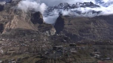 Karimabad 'daki Baltit Kalesi, Hunza Vadisi, Gilgit Baltistan, kuzey Pakistan. İlkbahar zamanı hava aracı atışı. Yüksek kalite 4k görüntü