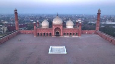 İmparatorların Camii - Lahor 'daki Badshahi Mescidi, Pakistan Minareli Kubbe. Hava aracı güneş doğarken ateş etti. Yüksek kalite 4k görüntü