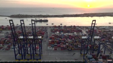 Gün batımında Karachi Limanı 'nda. Kargo gemisi KPT Karachi 'ye yanaştı, Hava Aracı Atışı. Yüksek kalite 4k görüntü