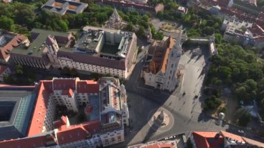 Budapeşte, Macaristan 'daki Budapeşte Kalesi' nde Balıkçı Kalesi 'nin Hava Çekimi. Budavari Kilisesi, Budin Kalesi 'nin Leydisi, Drone. Yüksek kalite 4k görüntü