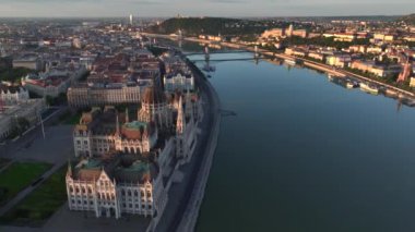 Macaristan, Budapeşte 'deki Macar Parlamento Binası. Sunrise Time 'daki Tarihi Bina Mimarisinin havadan çekilmiş görüntüsü.