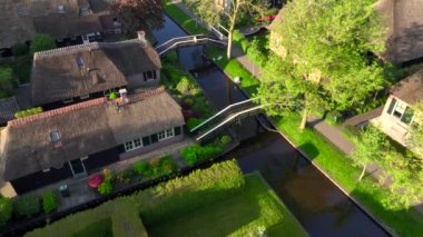 Giethoorn Drone Manzarası. Hollanda Köyü Hava Görüntüleri. Hollanda 'nın en güzel köyü. Hollanda Venedik 'i. Yüksek kalite 4k görüntü