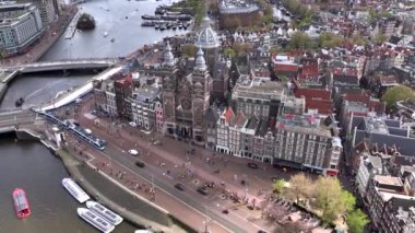 Hollanda, Amsterdam 'ın Tarihi Merkezi. Aziz Niklas Bazilikası Hava Çekimi, Basiliek van de Heilige Nicolaas. 4k UHD, 5k video