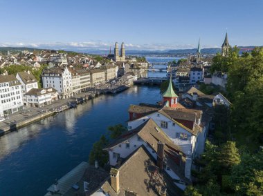 Zürih eski kasaba antenleri. Limmat nehri, Fraumunster kilisesi, Zuerich, İsviçre 'deki Grossmunster katedrali. Yüksek kalite fotoğraf