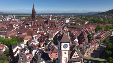 Freiburg im Breisgau, Almanya, Gündoğumunda. Freiburger Dom Katedrali 'nde hava aracı atışı. 4k Drohne görüntüsü. 4k UHD