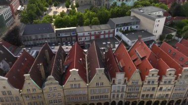 Muenster şehri, Almanya, Hava Drone 'u yaz akşamında vuruldu. Munster, Almanya 'da Nord Rhein Westfell eyaletinde yer alan bir şehirdir. 4k UHD