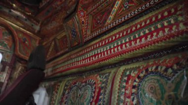 Pakistanlı Jingle Truck Cabin 'in içinde. Kamyonlar UNESCO Dünya Mirası olarak kabul edilir ve Pakistan 'da tipik olarak kabul edilir. Yüksek kalite 4k görüntü