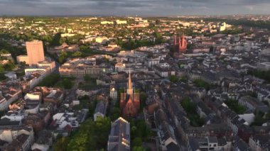 Wiesbaden, Almanya 'da Katedral ve Kilise ile Hava Aracı Çekimi. Marktkirche Akşamları Eski Şehir ve Şehir Merkezi 'nde. 4k UHD