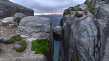 Norveç Kjerag dağları Kjeragbolten 'den manzara manzarası ile seyahat eder.