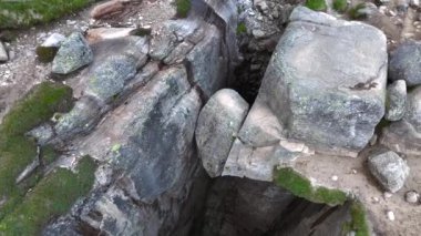 Norveç Kjerag dağları Kjeragbolten 'den manzara manzarası ile seyahat eder.