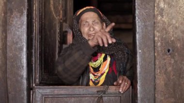 Kalash insanları. Bumburet Vadisindeki en yaşlı kadın, büyükanne Kalashi. Kış 'ta kulübesinde yaşlı bir kadın, Chitral, Pakistan. Yüksek kalite 4k görüntü