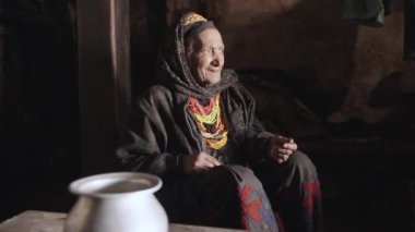 Kalash insanları. Bumburet Vadisindeki en yaşlı kadın, büyükanne Kalashi. Kış 'ta kulübesinde yaşlı bir kadın, Chitral, Pakistan. Yüksek kalite 4k görüntü