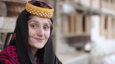 Portre Genç Kalashi Kadın, Pakistan 'ın Chitral şehrinde Bumburet Vadisi' nde geleneksel olarak giyinmiş güzel bir kız. Yüksek kalite 4k görüntü