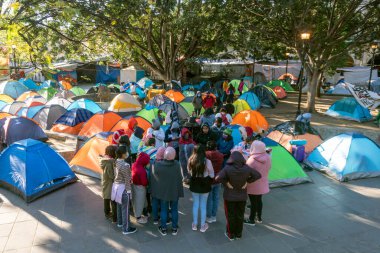 Oaxaca, Meksika - Mart 2022: Oaxaca şehrinin merkez meydanında birçok çadır, Meksika eyaleti. Protesto, mülteciler, kaliteli fotoğraflar.