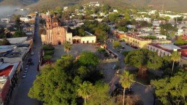 Queretaro, Jalpan de Serra 'da eski bir kilise. Meksika mı? Jalpan 'ın Fransisken Misyonunun Hava Çekimi. 4k