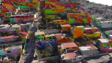 Colored Houses, Macromural in Pachuca de Soto - Cubitos bölgesindeki renkli binalar, Pachuca, Hidalgo State, Meksika. 4k Havacılık