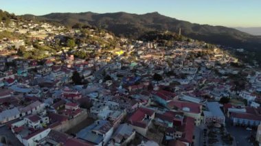 Real Del Monte, Hidalgo, Meksika 'nın insansız hava aracı görüntüleri. Sihirli şehir Pachuca şehrinin yakınında gün doğumunda.