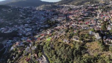 Real Del Monte, Hidalgo, Meksika 'nın insansız hava aracı görüntüleri. Pueblos Magicos, Pachuca yakınlarındaki Büyülü Şehir Panoraması. 4k UHD