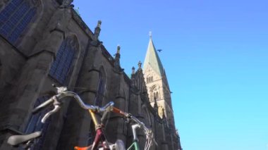 Bremen, Almanya 'da Gündoğumu Sabah Saati. Bremen Tarihi Merkezi 'nde bisikletler, Sunrise' da Marktplatz. 4k, UHD