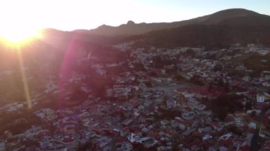 Real Del Monte, Hidalgo, Meksika 'nın insansız hava aracı görüntüleri. Pueblos Magicos, Pachuca yakınlarındaki Büyülü Şehir Panoraması. 4k UHD