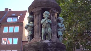 Bremen, Almanya 'da Gündoğumu Sabah Saati. Bremen Tarihi Merkezi 'nde bisikletler, Sunrise' da Marktplatz. 4k, UHD