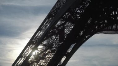 Asansör Paris 'te Eiffel Tur yolcularıyla birlikte hareket ediyor ve insanlar merdivenlerden iniyor. Siluet çekimi, yüksek kalite 4K görüntü.