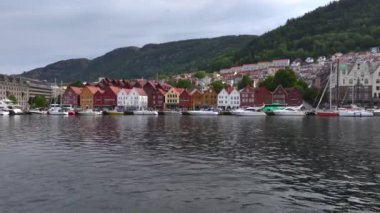 Norveç 'in batı kıyısındaki Hordaland belediyesinin Norveç' in ikinci büyük şehri Bergen Aerial View. Yüksek kalite 4k görüntü