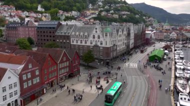 Bergen, Norveç - Ağustos 2024: Bergen Aerial View, Norveç 'in Hordaland belediyesinin batı kıyısındaki ikinci büyük şehri. Yüksek kalite 4k görüntü