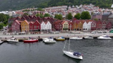 Yat Teknesi, Bergen 'in Bryggen Bölgesi' ne yaklaşıyor. Norveç 'in batı kıyısındaki en büyük ikinci şehri. Yüksek kalite 4k görüntü