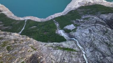 Ringedalsvatnet Gölü 'nün yamacında Troll Dili ya da Trol Tunga' nın bulunduğu yerde. Bir fiyort üzerinde hava aracı vuruldu. Yüksek kalite 4k görüntü