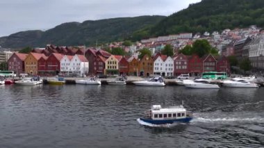 Bergen, Norveç - Ağustos 2024: Norveç 'in batı Norveç' teki Hordaland belediyesinin ikinci büyük şehri. Yüksek kalite 4k görüntü
