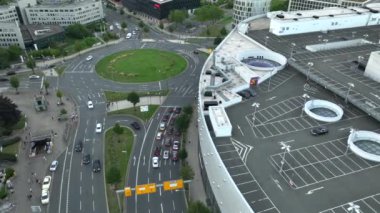 Essen şehir merkezi, Essen-Stadtkern, Limbecker alışveriş merkezinin çatısında park yeri. Günbatımında Almanya 'da NRW şehrinin havacılığı. Yüksek kalite 4k görüntü