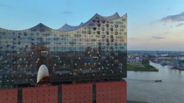 Günbatımından sonra Elbphilharmonie ve HafenCity 'nin hava görüntüsü, Hamburg, Hanseatic City. Almanya 'daki modern bina. Yüksek kalite 4k görüntü