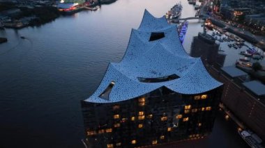Günbatımından sonra Elbphilharmonie ve HafenCity 'nin hava görüntüsü, Hamburg, Hanseatic City. Almanya 'daki modern bina. Yüksek kalite 4k görüntü