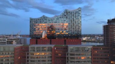 Günbatımından sonra Elbphilharmonie ve HafenCity 'nin hava görüntüsü, Hamburg, Hanseatic City. Almanya 'daki modern bina. Yüksek kalite 4k görüntü