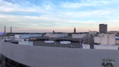 Essen şehir merkezi, Essen-Stadtkern, Limbecker alışveriş merkezinin çatısında park yeri. Günbatımında Almanya 'da NRW şehrinin havacılığı. Yüksek kalite 4k görüntü