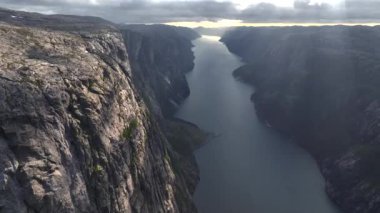 Lysefjord, Norveç, en Picturesque Fjord. Hava Aracı, yüksek uçurumlar ve dingin suları gösteren bir çekim yaptı. Lysebotn... 4K 'lık yüksek kaliteli görüntü.