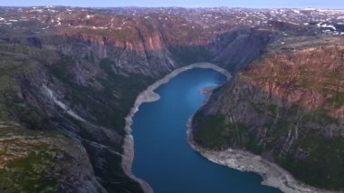 Norveç nefes kesici Ringedalsvatnet Gölü Trol Dili ya da Trol Tunga 'nın bulunduğu yer. Bir fiyort üzerinde hava aracı vuruldu. Yüksek kalite 4k görüntü
